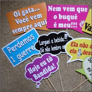 Placa SIMPLES COM BASTÃO Papelão e Adesivo Papel 20x30m   Corte Especial +Bastão